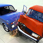 ¡Experimenta emocionantes choques de autos con física realista y destrucción intensa!