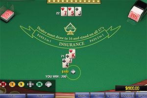 Mesa de blackjack en línea mostrando una mano ganadora con un rey y un as