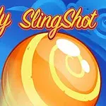 Dulce naranja con rayas amarillas en un paisaje azul con nubes y flores, acompañado del texto Candy SlingShot