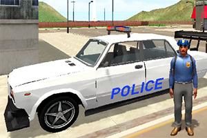 Policía con uniforme azul de pie junto a un coche patrulla blanco en una calle con edificio y colinas al fondo