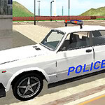 Policía con uniforme azul de pie junto a un coche patrulla blanco en una calle con edificio y colinas al fondo