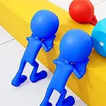 Figuras azules de dibujos animados mirando dados en un entorno 3D