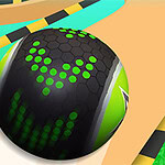 Bola negra y verde con diseños de hexágonos y puntos verdes, sobre una pista curva de colores amarillo y negro