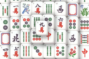 Fichas de mahjong con caracteres y símbolos chinos en un fondo desordenado