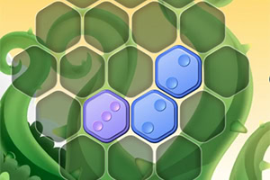 Tablero de celdas hexagonales verdes con tres fichas azules y moradas sobre hojas enrolladas