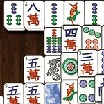 Fichas de mahjong con diversos diseños y caracteres chinos dispuestas sobre una superficie