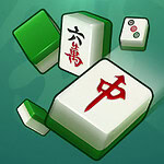 Fichas de mahjong y dado sobre fondo verde