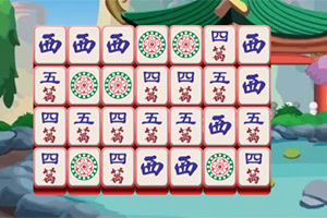 Juego de Mahjong con fichas que tienen símbolos asiáticos, ubicado en un entorno al aire libre con edificios orientales de fondo