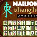 Pantalla de juego de Mahjong Shanghai Dynasty con fichas coloridas y caracteres chinos