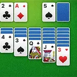 Baraja de cartas de póker dispuestas para un juego sobre fondo de fieltro verde